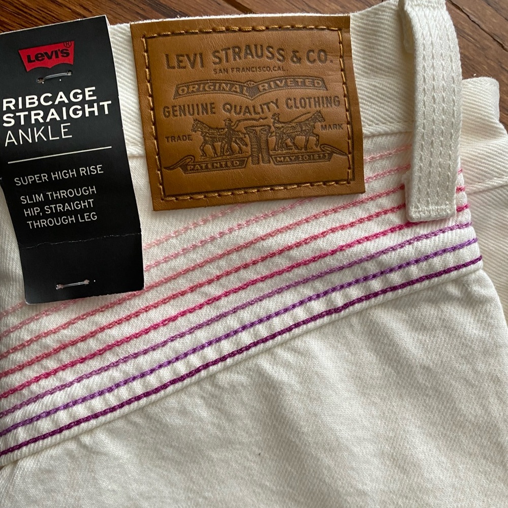 NWT Levi’s Ribcage Straight Ankle 28